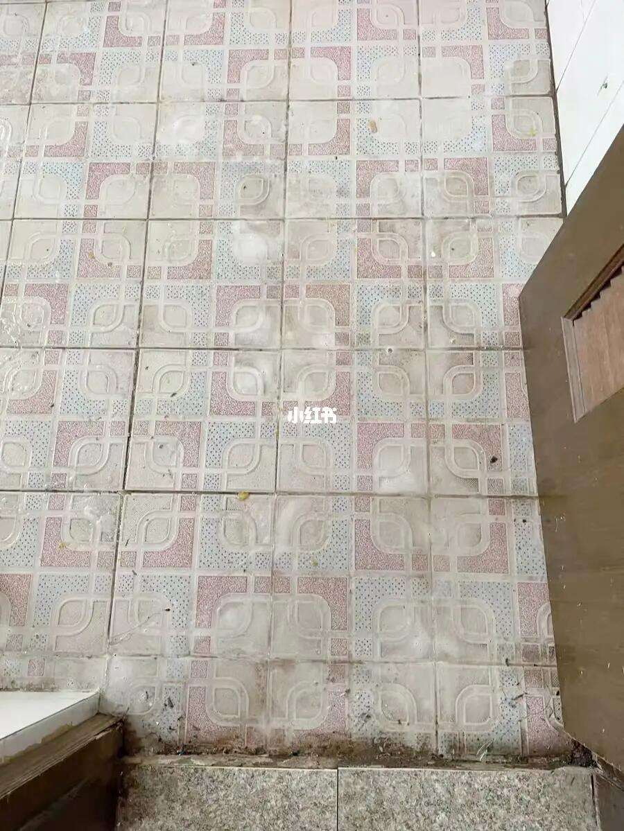 墙砖上打孔流出黄色液体是什么(墙砖上打孔流出黄色液体是什么原因)